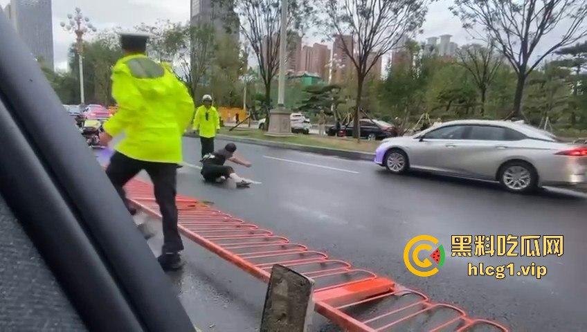 太原醉汉主干道停车持刀战3交警,打不过直接扒车逃跑,结果被托飞30米!-6