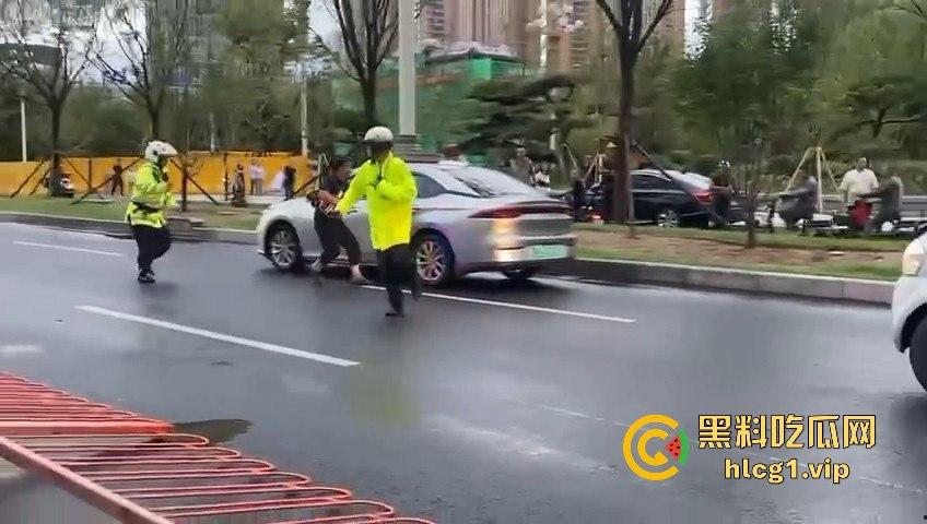 太原醉汉主干道停车持刀战3交警,打不过直接扒车逃跑,结果被托飞30米!-7