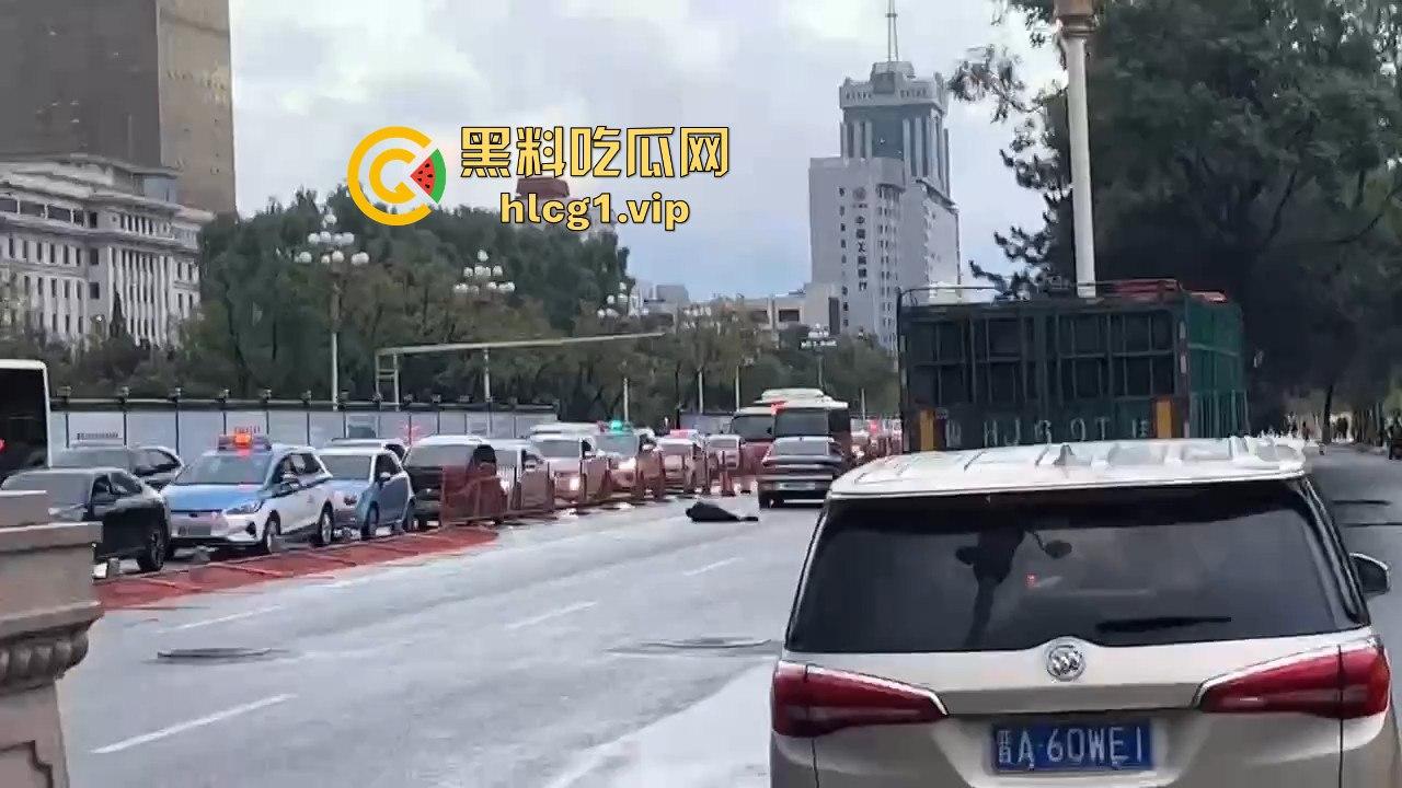 太原醉汉主干道停车持刀战3交警,打不过直接扒车逃跑,结果被托飞30米!-8