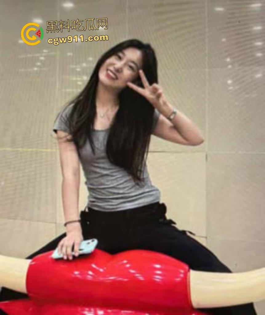 沈阳理工大学眼镜妹【刘欣】，绝美脸蛋魔鬼身材骑短鸡巴狂摇，高潮喷汁后一脸嫌弃吐槽“太小了不爽”！