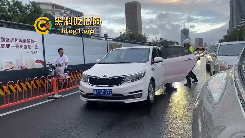 太原醉汉主干道停车持刀战3交警,打不过直接扒车逃跑,结果被托飞30米!-9