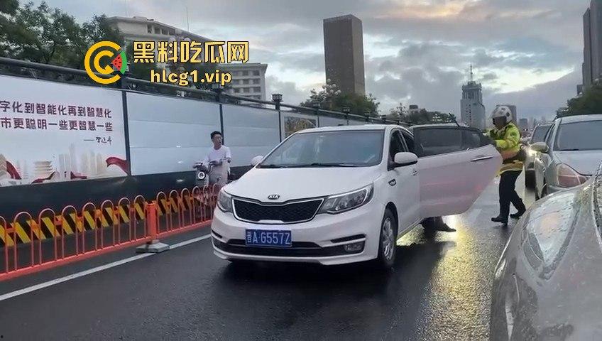 太原醉汉主干道停车持刀战3交警,打不过直接扒车逃跑,结果被托飞30米!-10