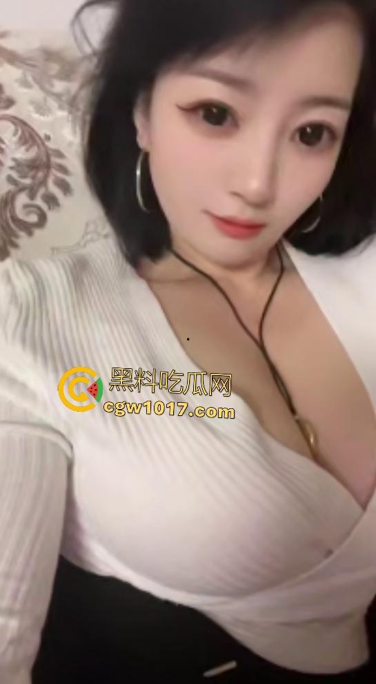 快手【小晴天】掰穴自慰,透明肉丝脱下猛插嫩逼,长美甲抠B不嫌痛,差点抠破阴道,这E罩奶够金主喝一年了!-3