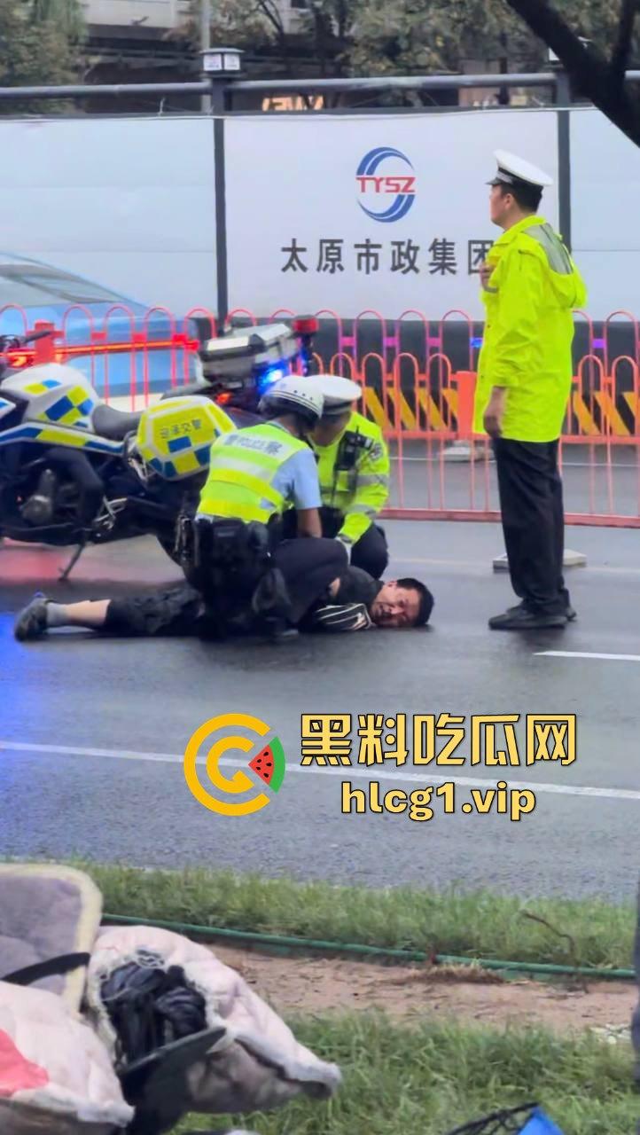 太原醉汉主干道停车持刀战3交警,打不过直接扒车逃跑,结果被托飞30米!-11