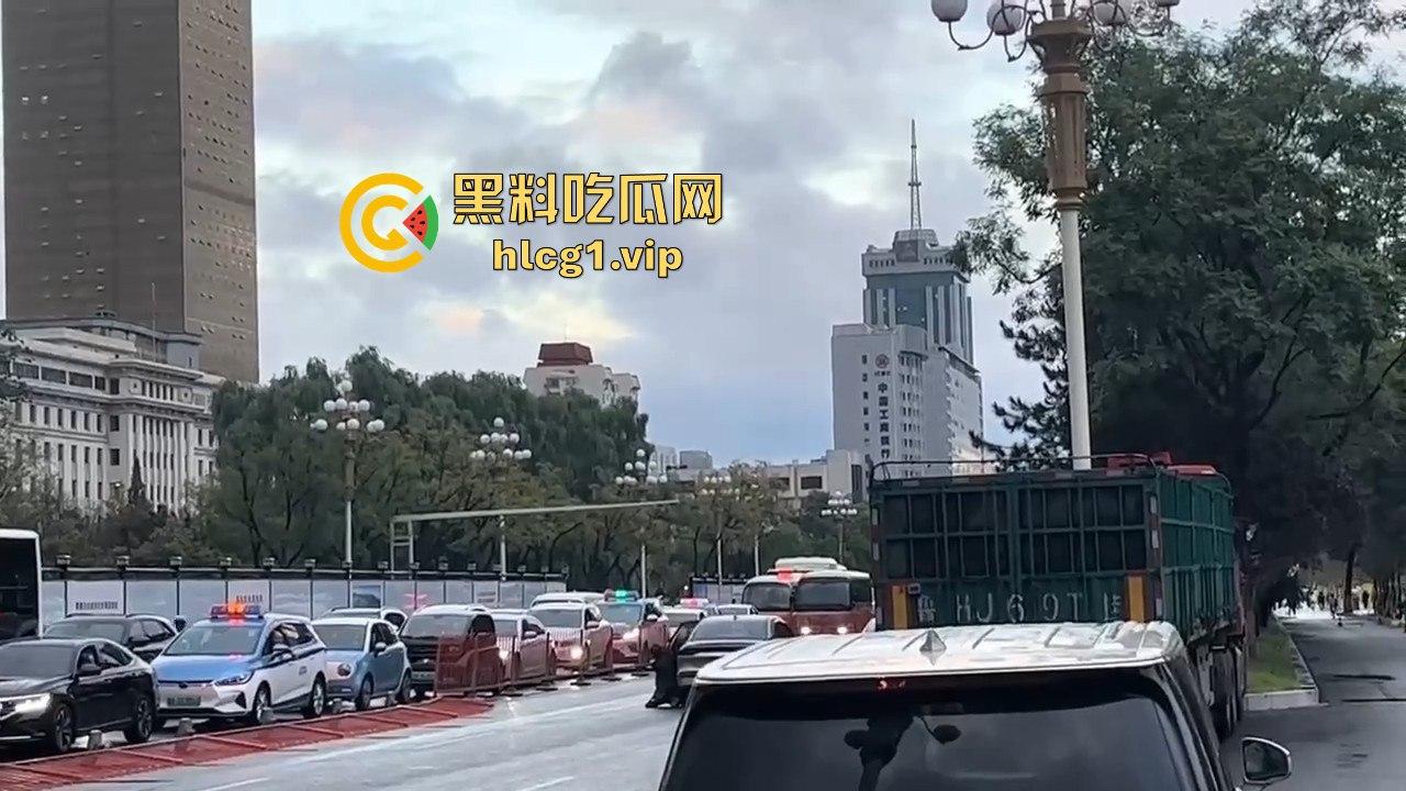 太原醉汉主干道停车持刀战3交警,打不过直接扒车逃跑,结果被托飞30米!-12