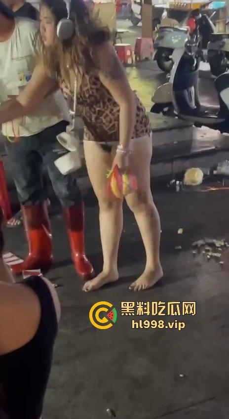 广西北海夜市小仙女无底线!不穿内内逛街,套圈时直接露出逼毛!-4