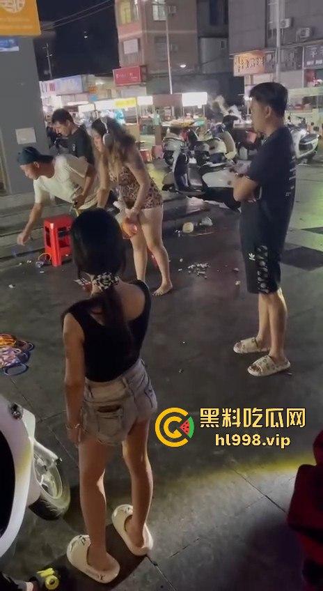 广西北海夜市小仙女无底线!不穿内内逛街,套圈时直接露出逼毛!-5