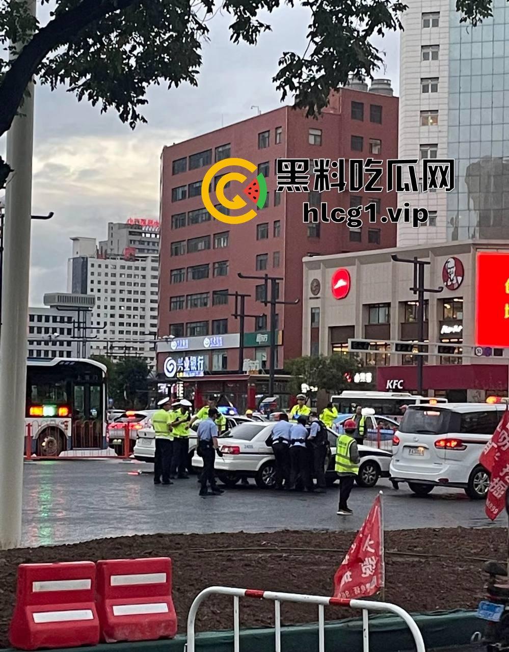 太原醉汉主干道停车持刀战3交警,打不过直接扒车逃跑,结果被托飞30米!-13