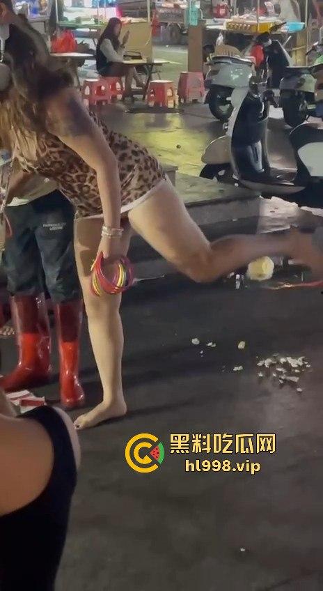 广西北海夜市小仙女无底线!不穿内内逛街,套圈时直接露出逼毛!-7