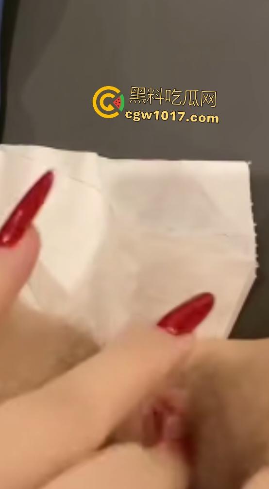 快手【小晴天】掰穴自慰,透明肉丝脱下猛插嫩逼,长美甲抠B不嫌痛,差点抠破阴道,这E罩奶够金主喝一年了!-8