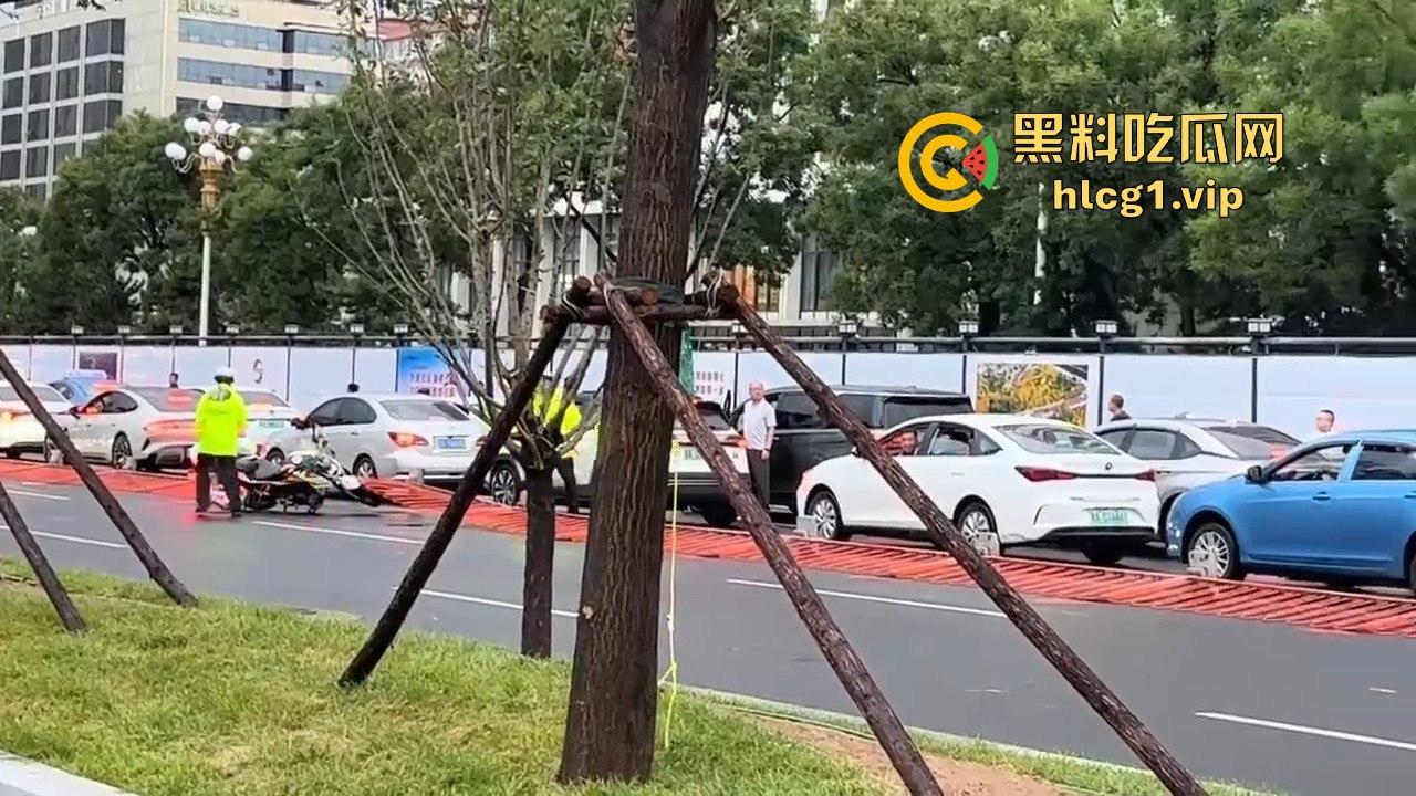 太原醉汉主干道停车持刀战3交警,打不过直接扒车逃跑,结果被托飞30米!-14