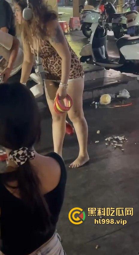 广西北海夜市小仙女无底线!不穿内内逛街,套圈时直接露出逼毛!-9