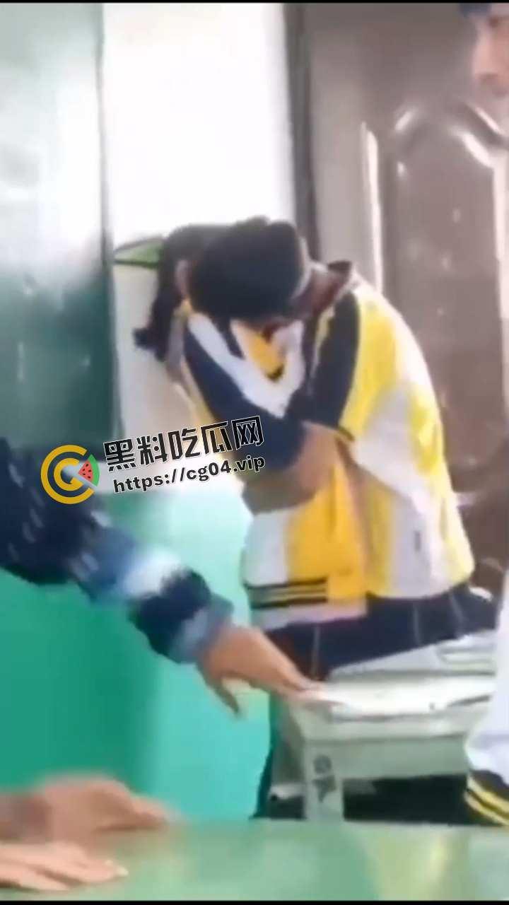 校园偷吃禁果合集 年轻人就是火气旺啊 随时随地都能来一发