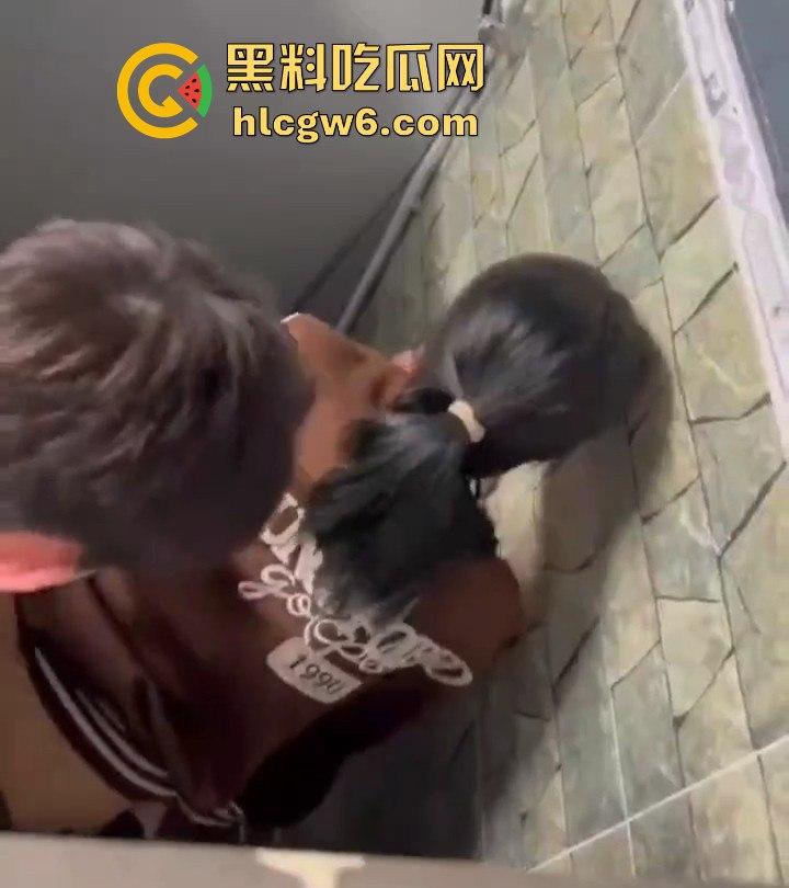 学生在课余时间在厕所后入女同学,女孩都不敢吭声 这也太刺激了吧!独家爆料!-3