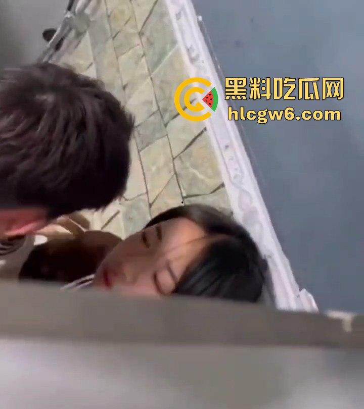 学生在课余时间在厕所后入女同学,女孩都不敢吭声 这也太刺激了吧!独家爆料!-4