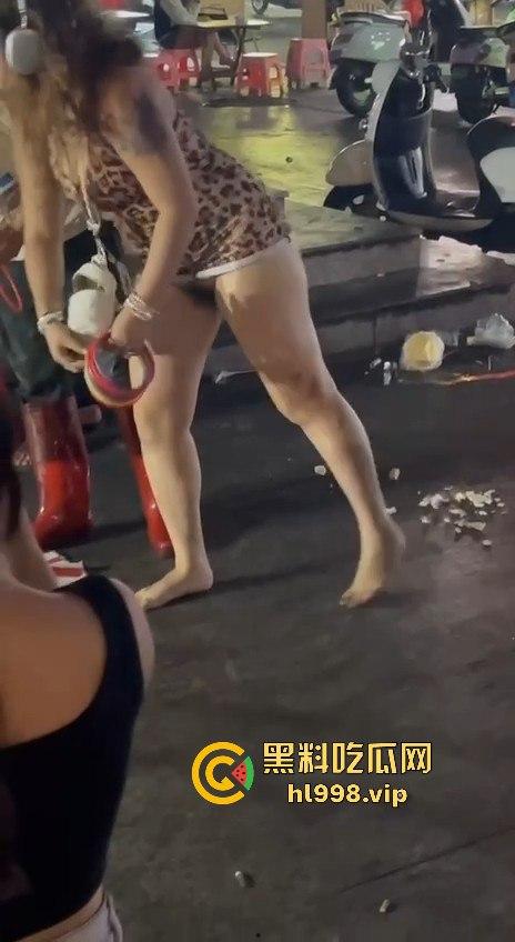 广西北海夜市小仙女无底线!不穿内内逛街,套圈时直接露出逼毛!-10