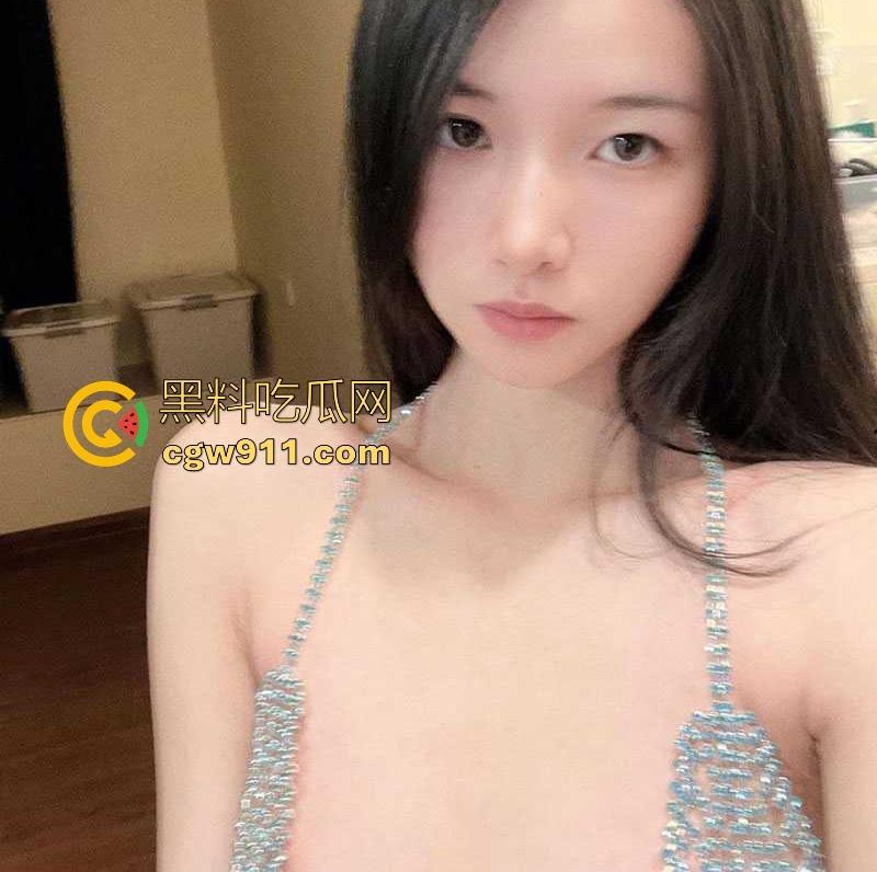 极品网红【桃夭夭】性感丝袜秀福利曝光,高颜值极品身材完美漏逼,小臀部翘得高高的,露出大屁股大长腿拍照!-7