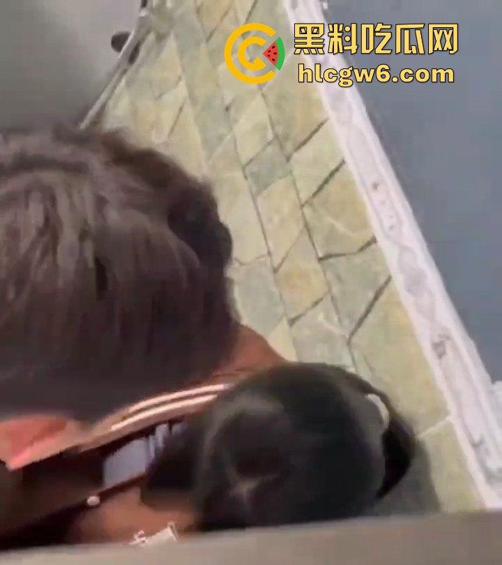 学生在课余时间在厕所后入女同学,女孩都不敢吭声 这也太刺激了吧!独家爆料!-6