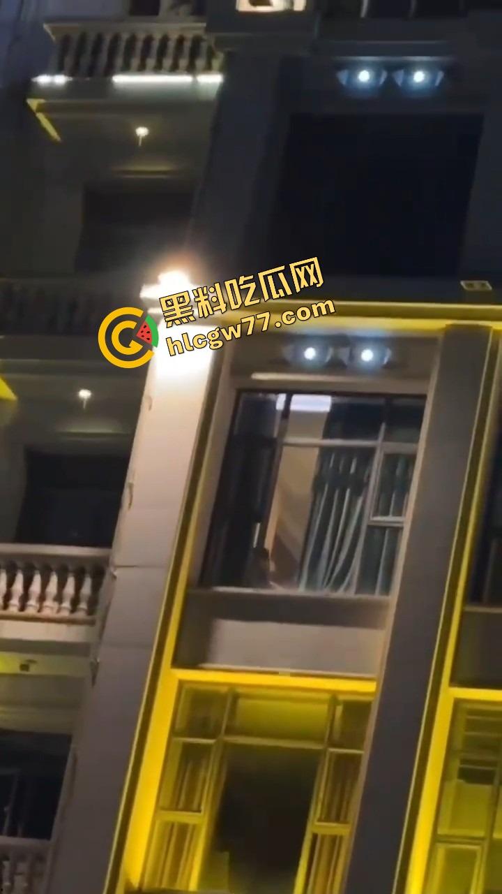 天气热了,干逼就得阳台上搞,窗边开操凉快又环保,低碳环保的激情你懂吗?-6