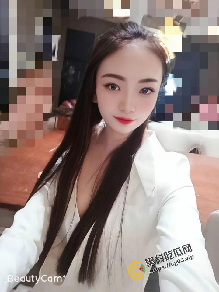 反差曝光「小蓝」约炮友在酒店玩3P,走廊上激情狂怼,妹子真能忍愣是一声都不叫 进入房间直接瘫软-4