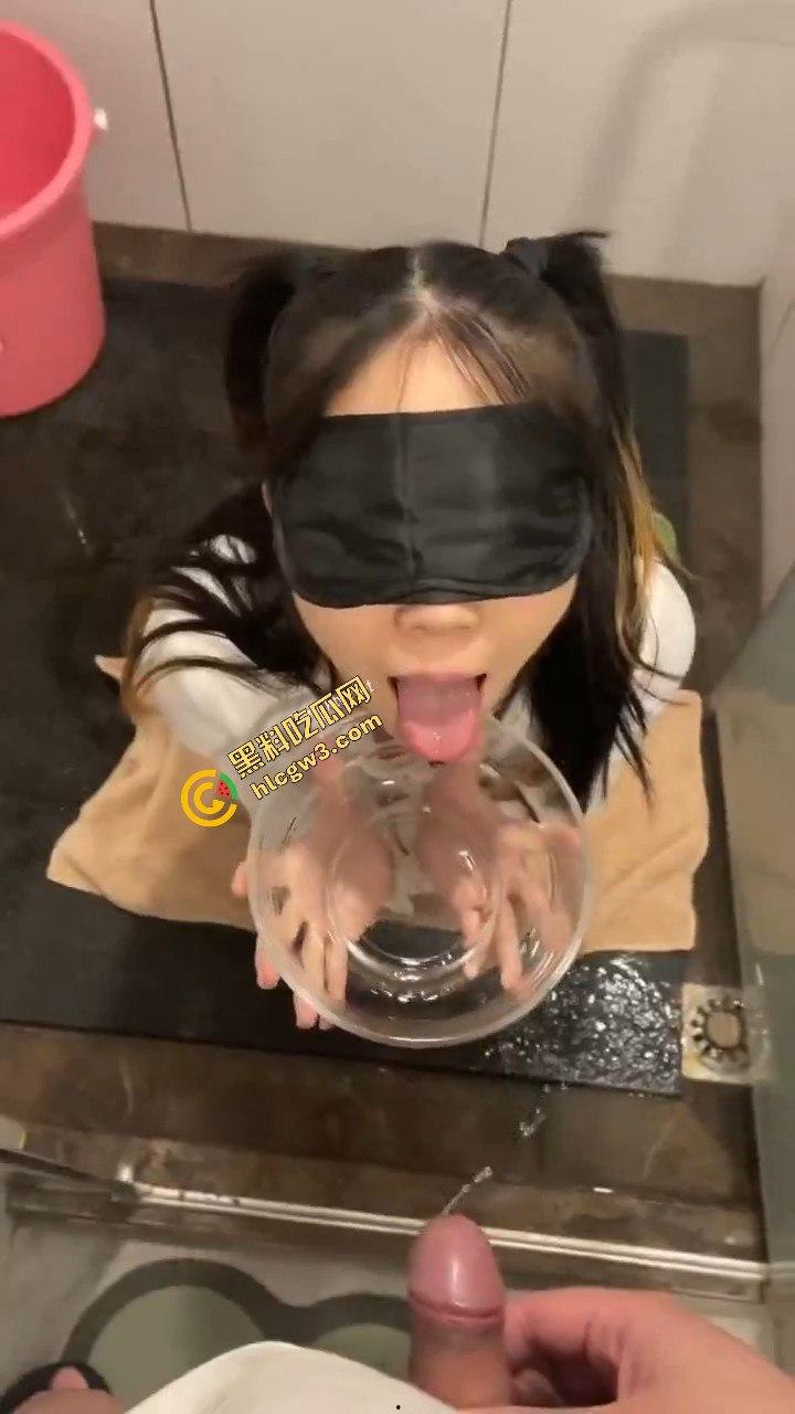 重口味大神调教反差小骚比，00后被绑凳子戴眼罩玩SM，高潮喝尿场面失控！