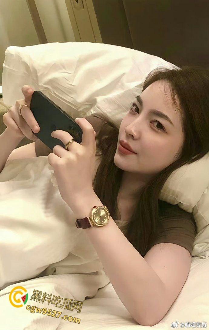 台球金牌裁判【王钟瑶】，与姐夫床上偷情，惨遭丈夫结婚当天播放，外表高冷玉女，床上母狗一只 !