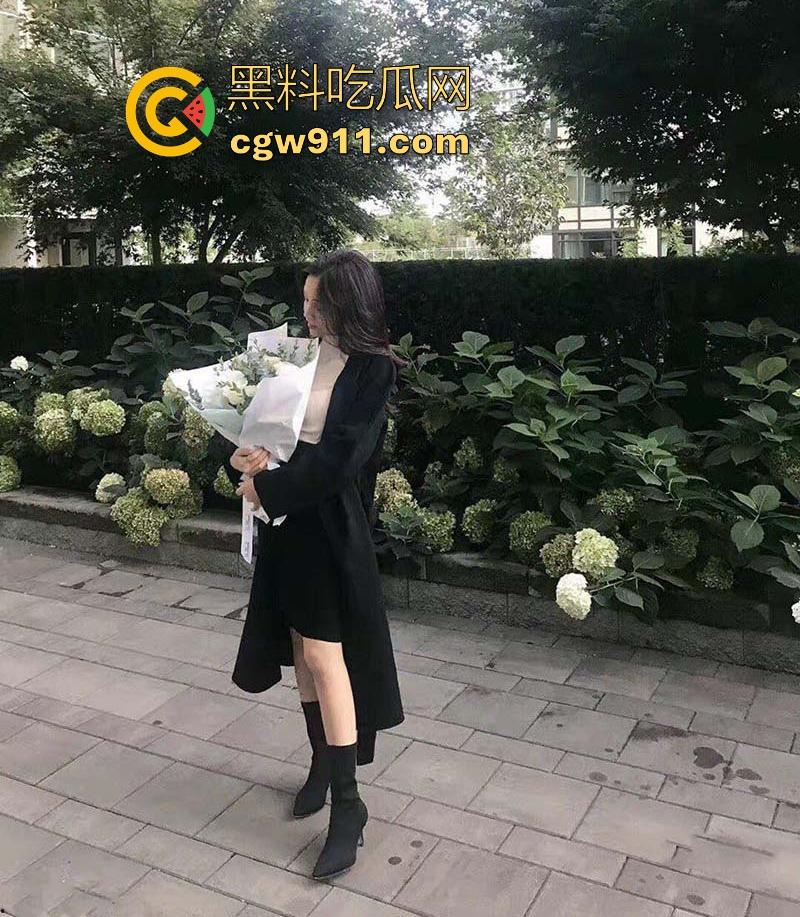 杭州工商银行职员【林语星】外表端庄职场丽人，私下肥臀美腿反差，跪地口交舔蛋，无套后入猛操蜜穴！