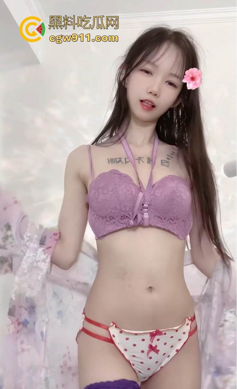 新晋可爱清纯福利姬【小妮子】黑丝袜福利强势来袭！情趣装裸舞翘臀狂摇，阴唇薄薄湿润拉丝，已分泌晶莹爱液！