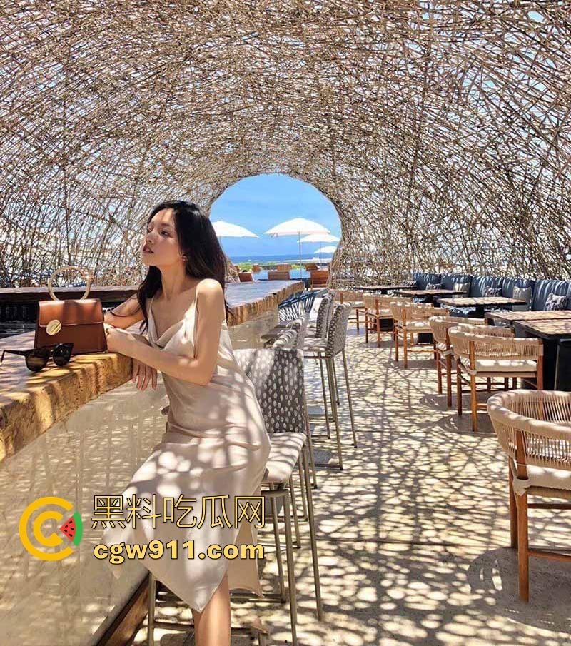 杭州工商银行职员【林语星】外表端庄职场丽人,私下肥臀美腿反差,跪地口交舔蛋,无套后入猛操蜜穴!-2