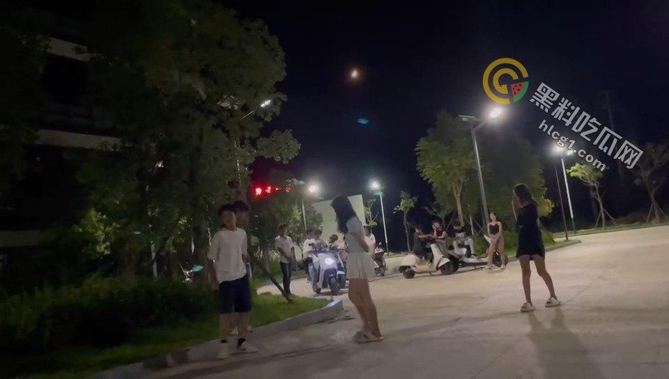 广场惊现暴力事件：男子竟在众目睽睽之下将女子按地暴揍！