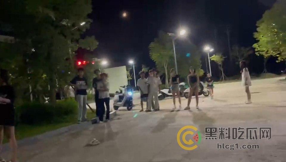 广场惊现暴力事件:男子竟在众目睽睽之下将女子按地暴揍!-2