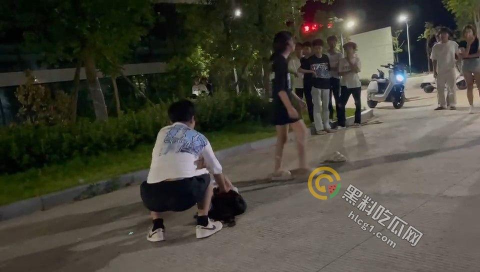 广场惊现暴力事件:男子竟在众目睽睽之下将女子按地暴揍!-3