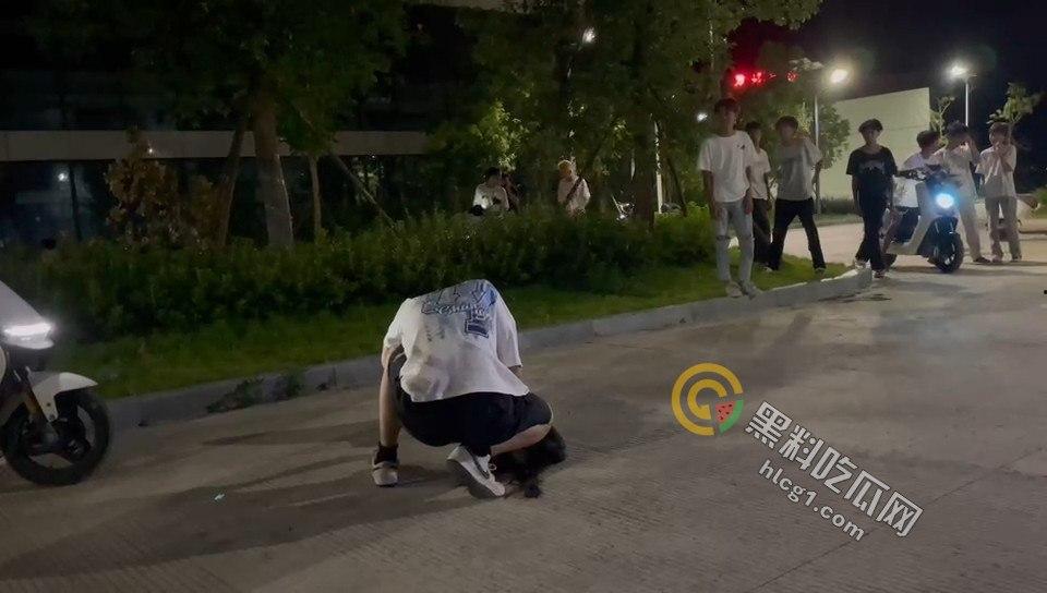 广场惊现暴力事件:男子竟在众目睽睽之下将女子按地暴揍!-4