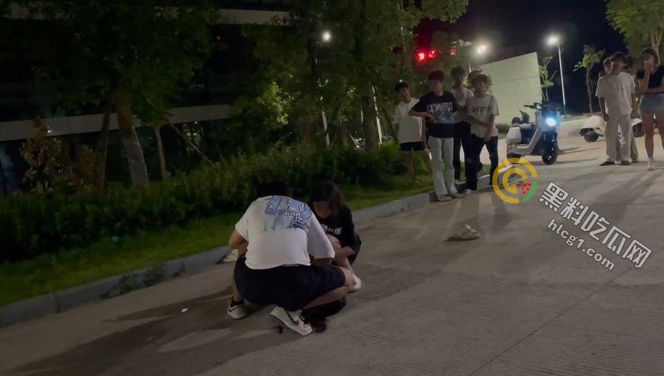 广场惊现暴力事件:男子竟在众目睽睽之下将女子按地暴揍!-5