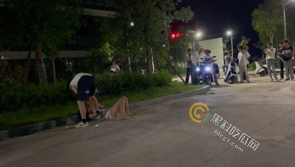 广场惊现暴力事件:男子竟在众目睽睽之下将女子按地暴揍!-6