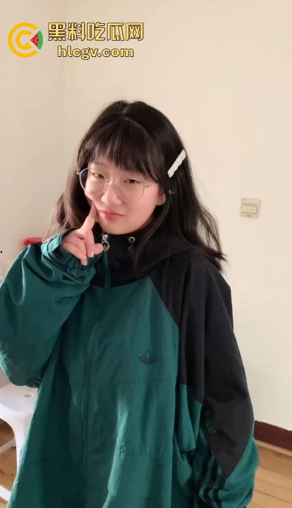 太原理工学院高材生【李雪】大翻车!清纯学霸竟成眼镜母狗,乖乖听话成男友泄欲工具!-2