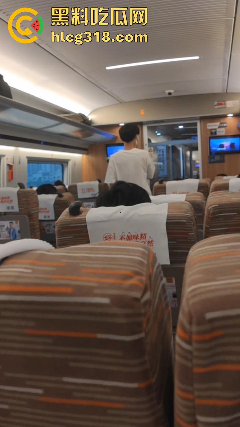 带女友无内裤出门旅游，高铁上一言不合吃鸡巴，舔转嘬含样样精通，还露出翘臀随意玩穴！