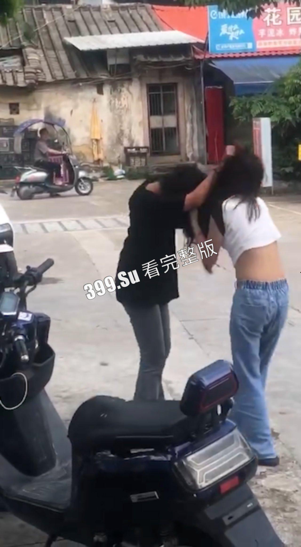 打架 互殴 解压   还是看女人打架养眼  扯头发扯胸罩  奶子一下就蹦出来了（五）-5