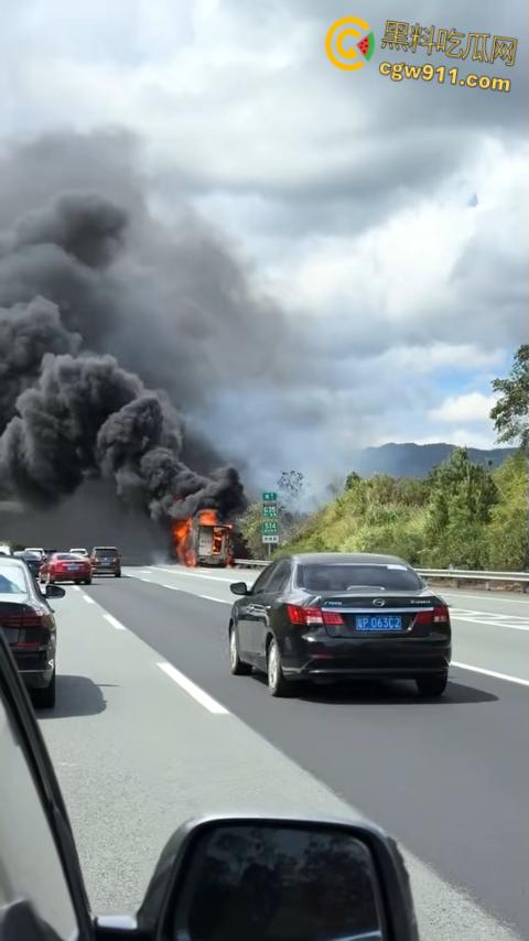 济广高速河源段货车烧成火球，黑烟滚滚堵死路，最后烧的只剩躯壳，幸亏没有爆炸，救援已到愿人平安！