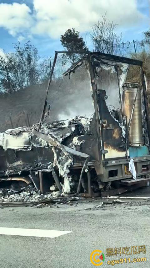 济广高速河源段货车烧成火球,黑烟滚滚堵死路,最后烧的只剩躯壳,幸亏没有爆炸,救援已到愿人平安!-3