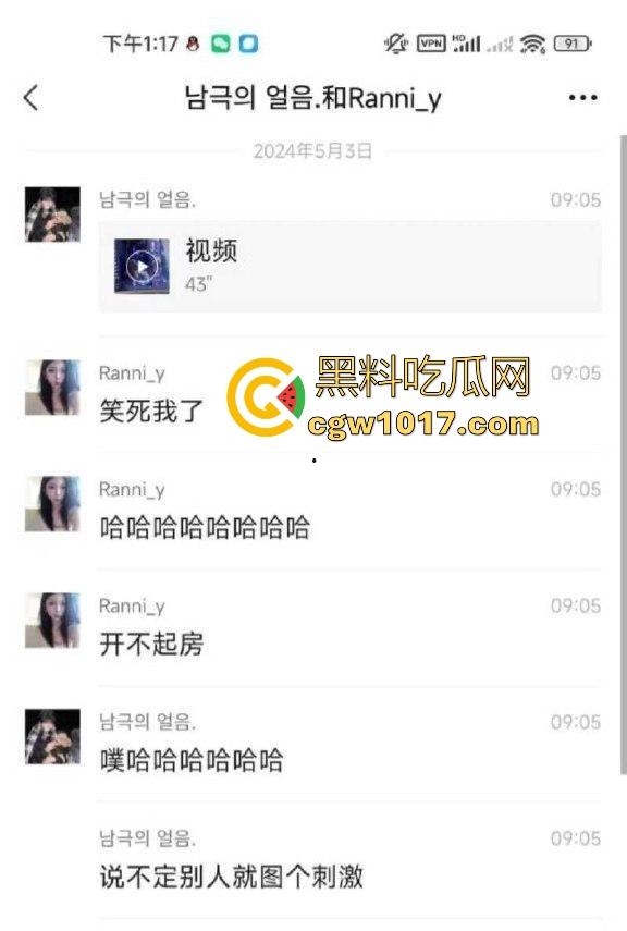 网吧包房年轻情侣打完游戏就在沙发上当场开干？面对摄像头毫无畏惧他人的眼光，年轻人就是会玩！