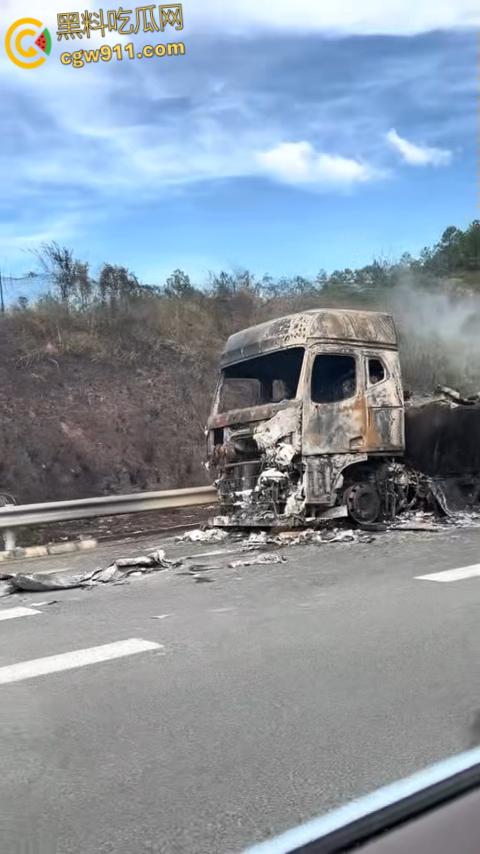 济广高速河源段货车烧成火球,黑烟滚滚堵死路,最后烧的只剩躯壳,幸亏没有爆炸,救援已到愿人平安!-4