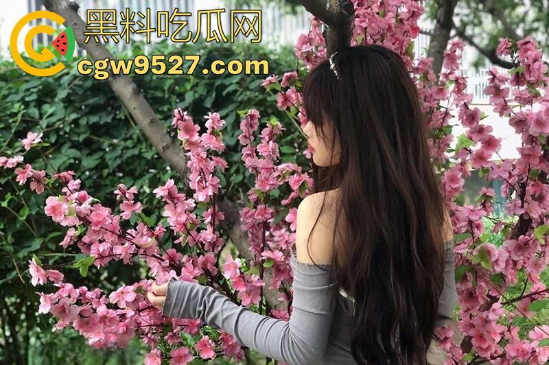 枣庄学院校花女神【何美君】，纯欲女大颜值超高，追不到的女神在床上，主动给金主口交内射！-2