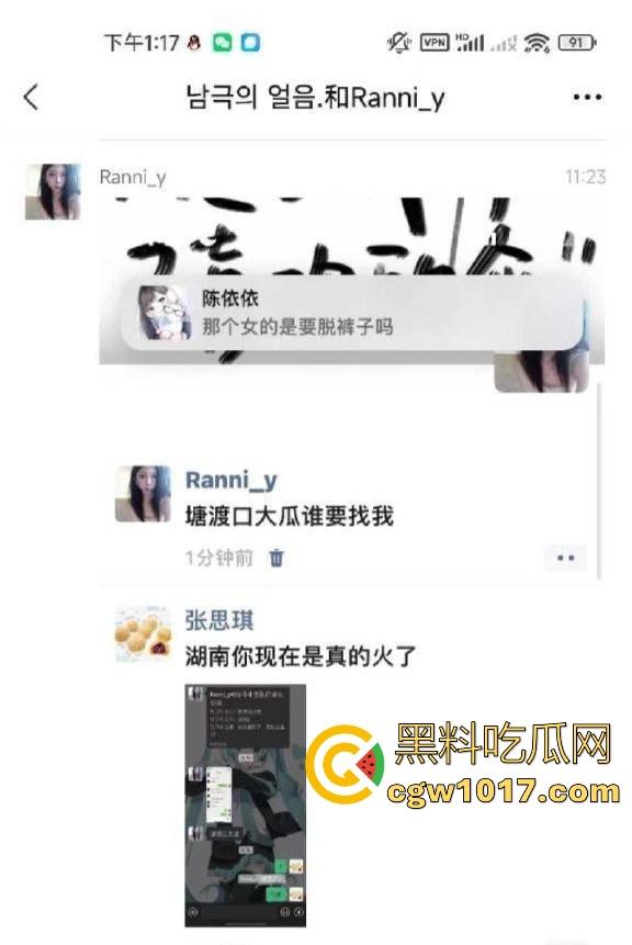网吧包房年轻情侣打完游戏就在沙发上当场开干?面对摄像头毫无畏惧他人的眼光,年轻人就是会玩!-3