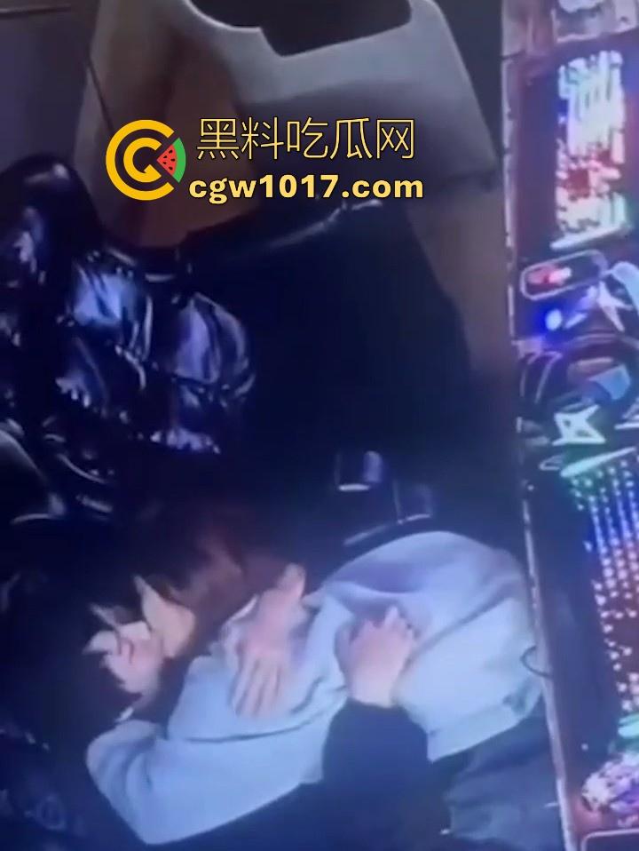 网吧包房年轻情侣打完游戏就在沙发上当场开干?面对摄像头毫无畏惧他人的眼光,年轻人就是会玩!-4