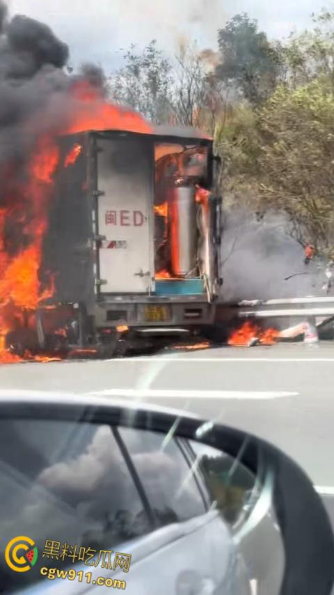 济广高速河源段货车烧成火球,黑烟滚滚堵死路,最后烧的只剩躯壳,幸亏没有爆炸,救援已到愿人平安!-6