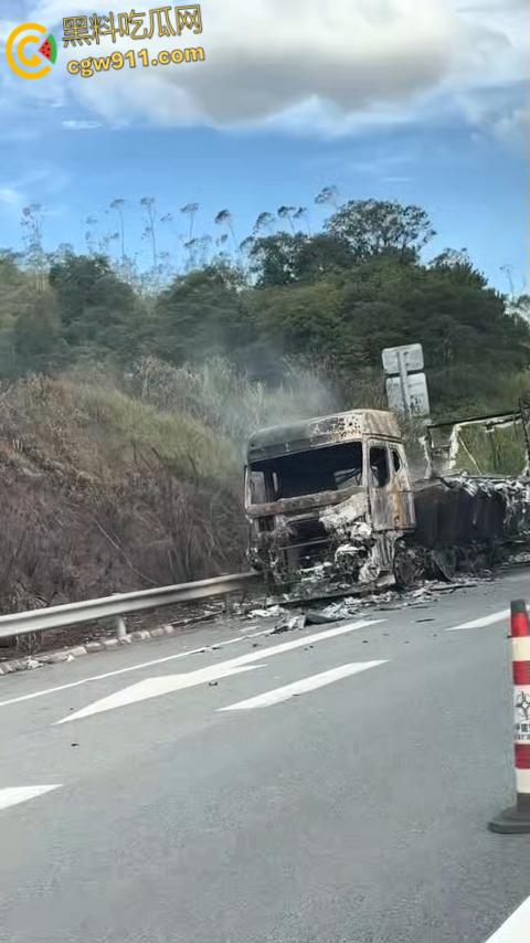济广高速河源段货车烧成火球,黑烟滚滚堵死路,最后烧的只剩躯壳,幸亏没有爆炸,救援已到愿人平安!-7