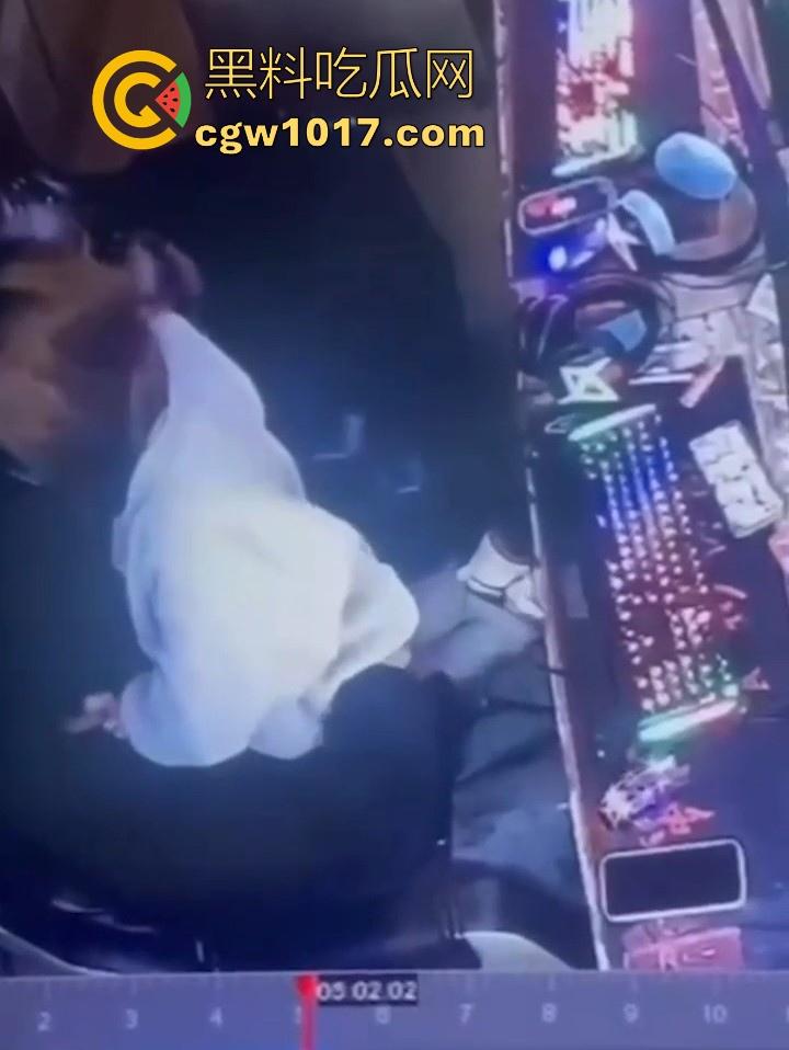 网吧包房年轻情侣打完游戏就在沙发上当场开干?面对摄像头毫无畏惧他人的眼光,年轻人就是会玩!-8