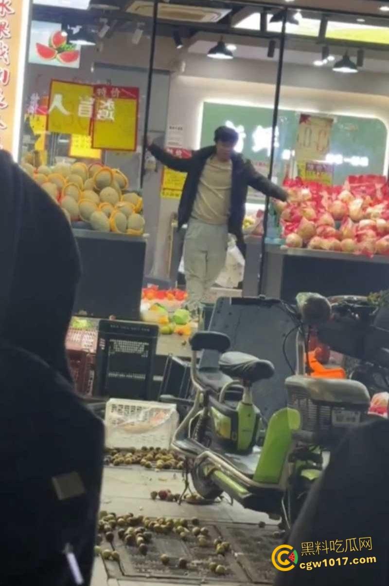 杭州乔司街道水果店,男子因老板拖欠数月工资,生活彻底陷入绝境,压力爆发打砸水果店混乱!-4