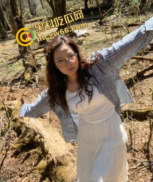 滇西05年嫩妹【何一婷】淫聊记录曝光，戴眼镜的她说想玩两根鸡巴，蜜桃臀后入爆操太骚了！-5